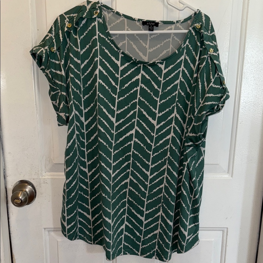 AUW Forest Green Chevron Short Sleeve Top with White Pattern